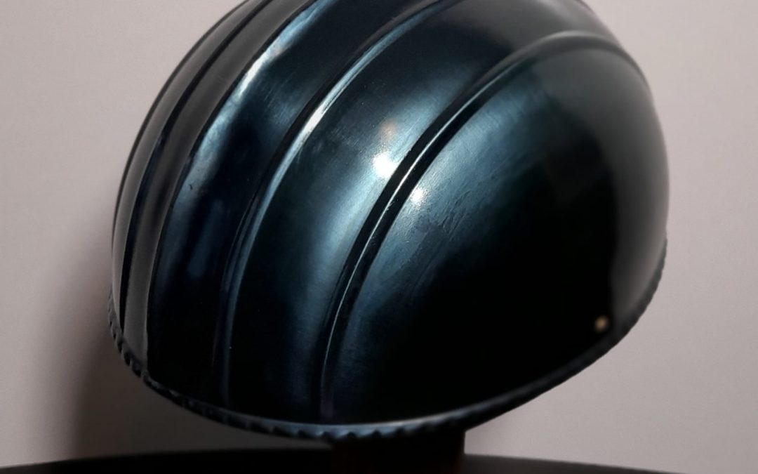 Hirnhaube mit Federhalter